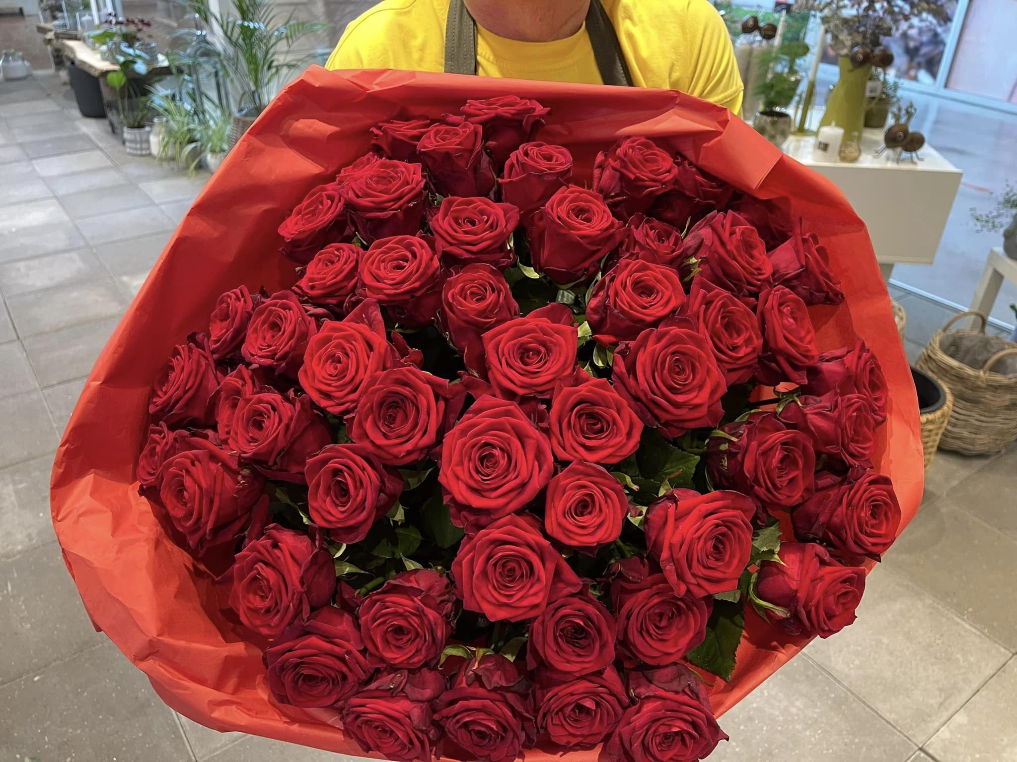 Flot blomsterbuket med røde roser i Hanstholm